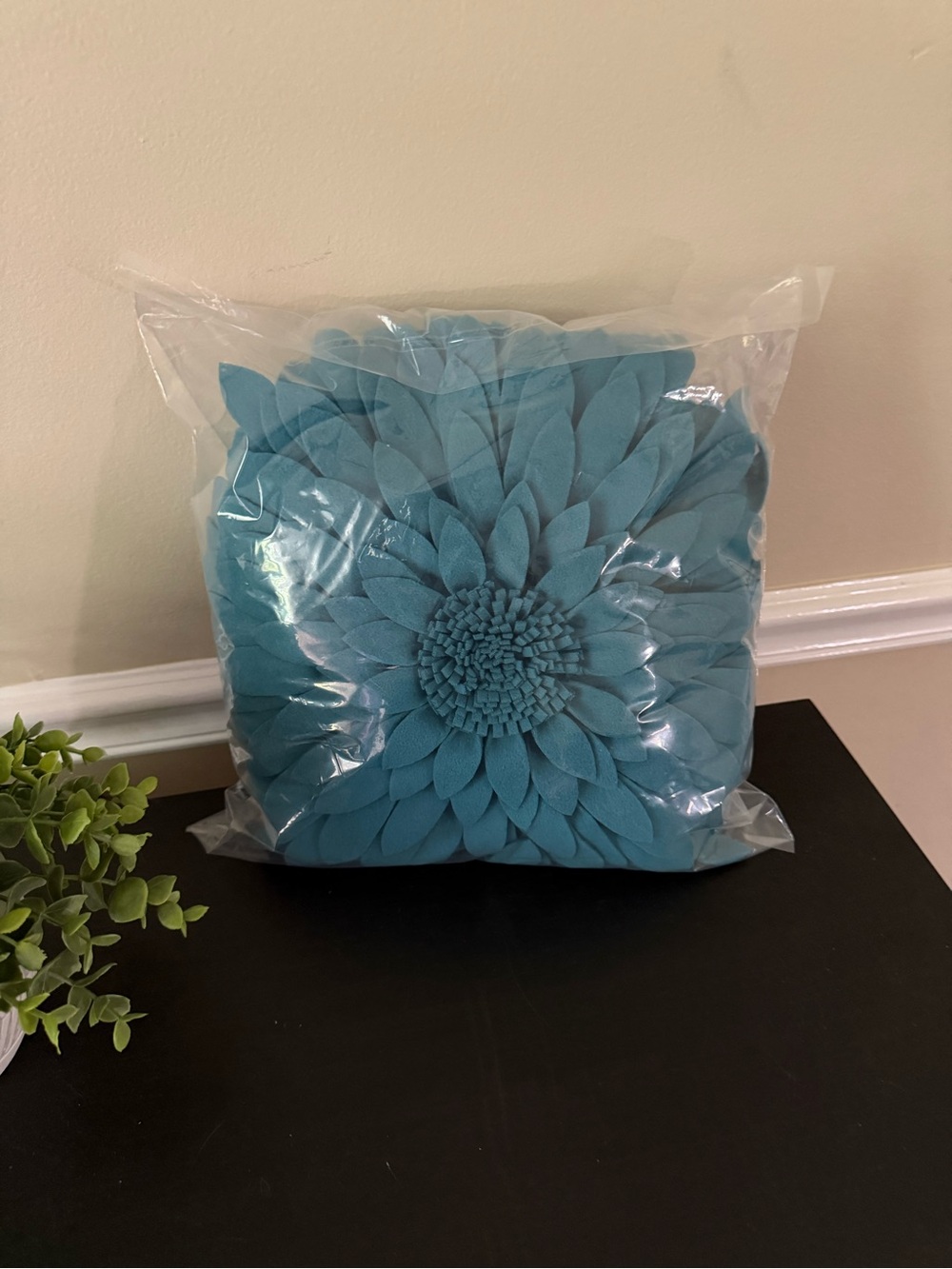 3D Daisy/Sunflower Round Decorative Pillow in Teal 14.5 x 13 NEW
